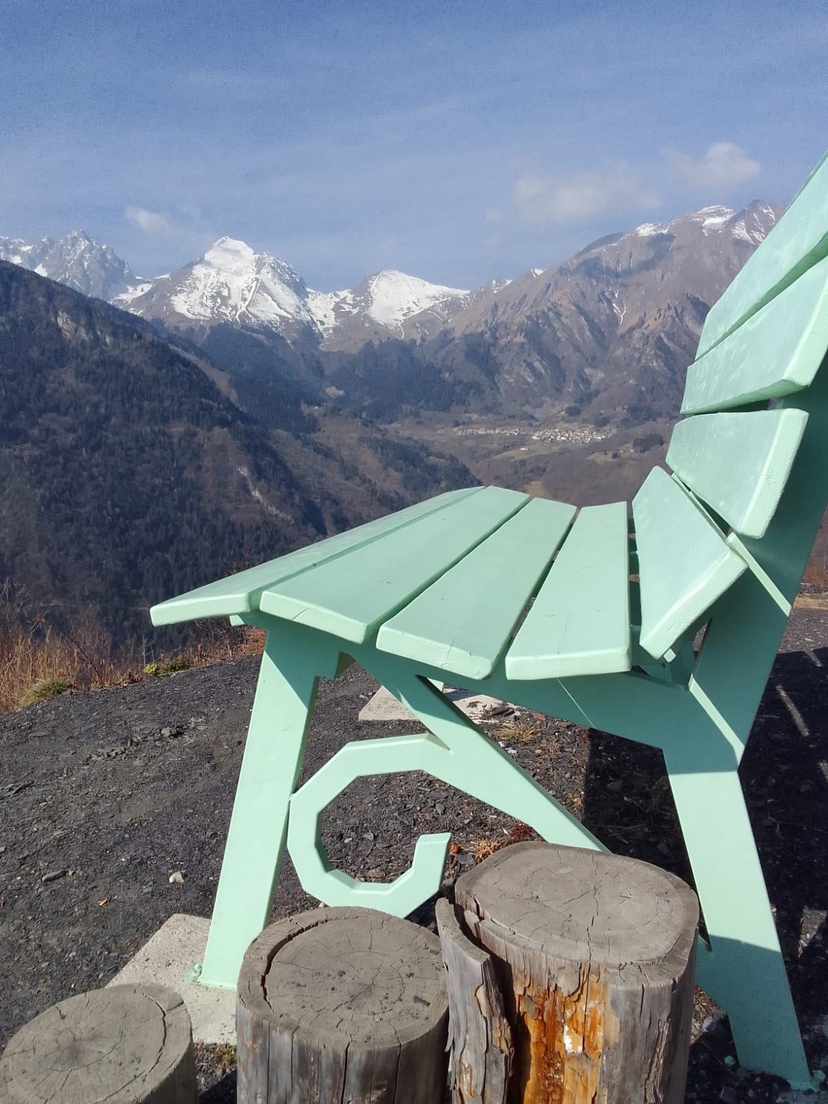 Immagine della panchina gigante di Lozio